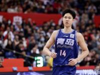 乐鱼真人体育娱乐-青岛球队人气高涨，坚守主场取得胜利