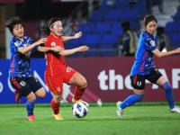乐鱼体育登录-全力以赴向前冲，中国女足选手豪取胜利