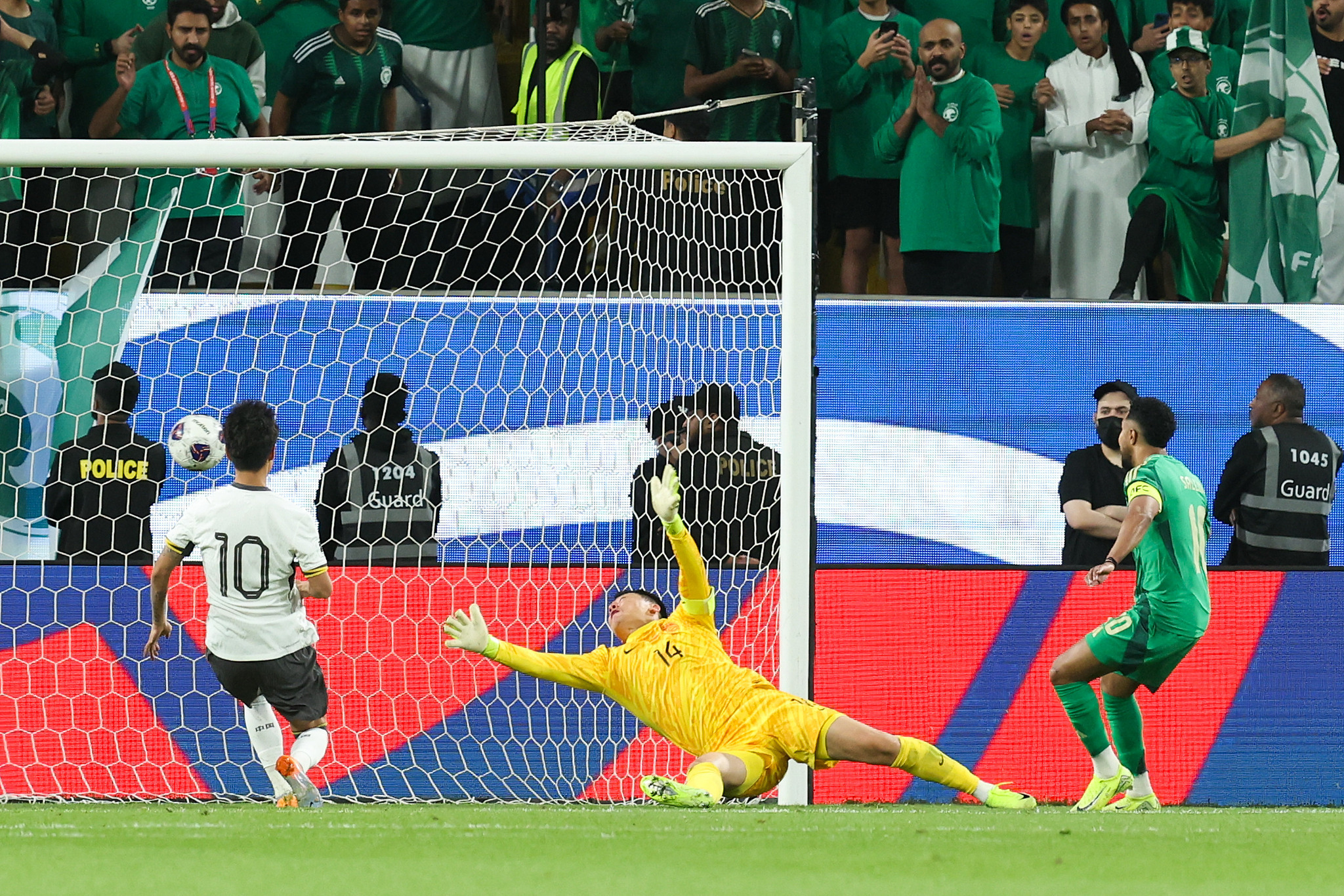 国足客场0-1沙特热议:伊万临场差到极致
