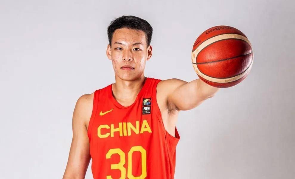 朱俊龙社媒晒照：全力备战中，中国男篮加油